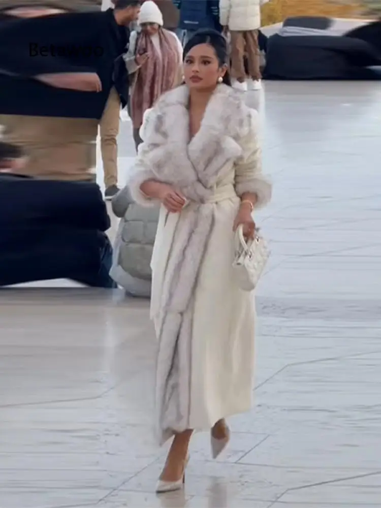 Maxi-Mantel mit Gürtel für Damen, mit Kunstfellbesatz am Kragen und an den Ärmelbündchen, elegante, warme Winteroberbekleidung für Verabredungen und Abendveranstaltungen.