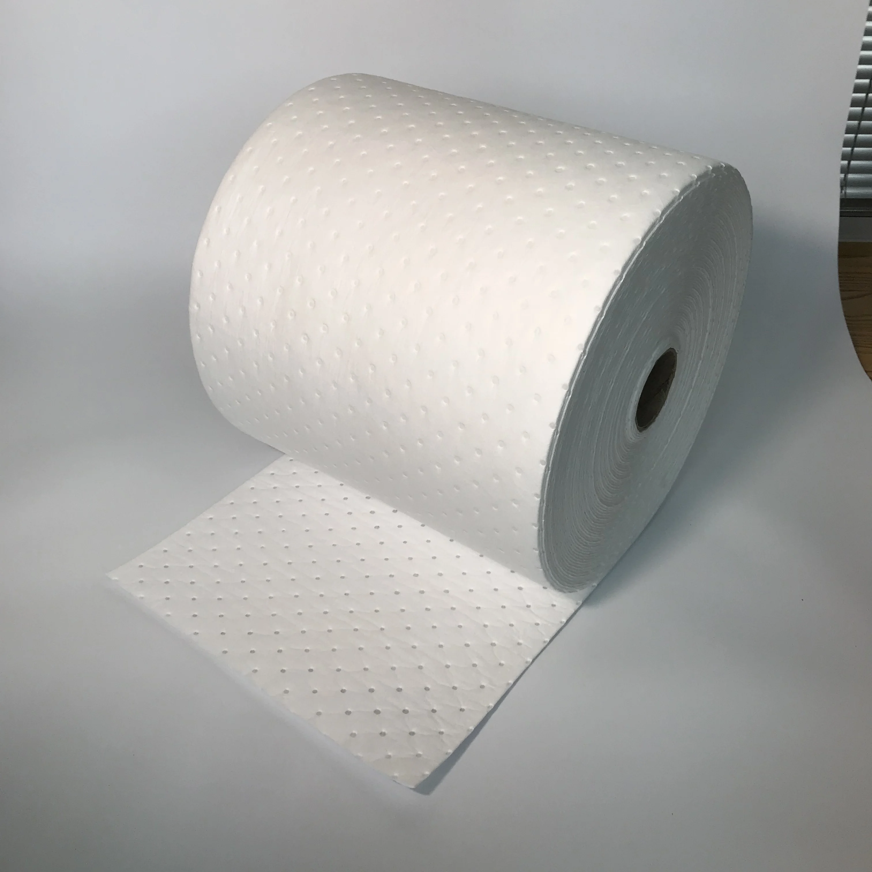 100% PP بولي بروبيلين Meltblown لفة ماصة للزيت وسادة تحكم في تسرب الزيت فعالة للغاية في لفات تنظيف الملابس