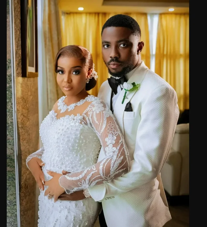 カスタムメイドのOネック、手刺繍のパールとスパンコールをあしらったウェディングドレス、花嫁用ローブ・ド・マリエ、スイープトレイン、フルスリーブ、ヴィンテージブライダルガウン