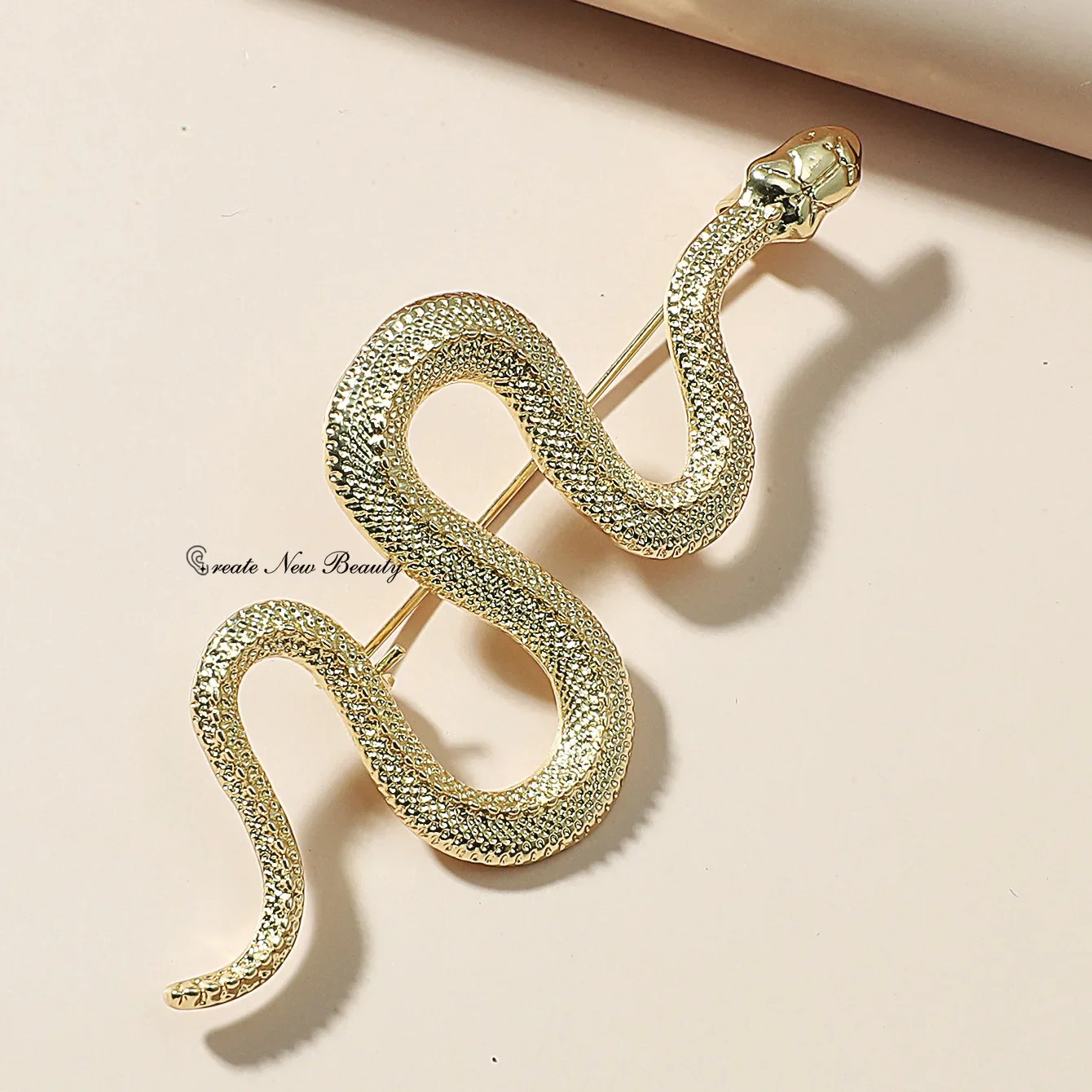 Vintage Gold Metal Snake Shaped Brooches for Women Fashion Personalized Alloy Inlaid with Diamonds Coat Pins Decoration Jewelry