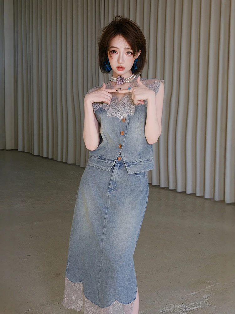 

Женский джинсовый комплект MIUCO: модный повседневный костюм-двойка с кружевными вставками, прямой юбкой и топом на пуговицах с V-образным вырезом