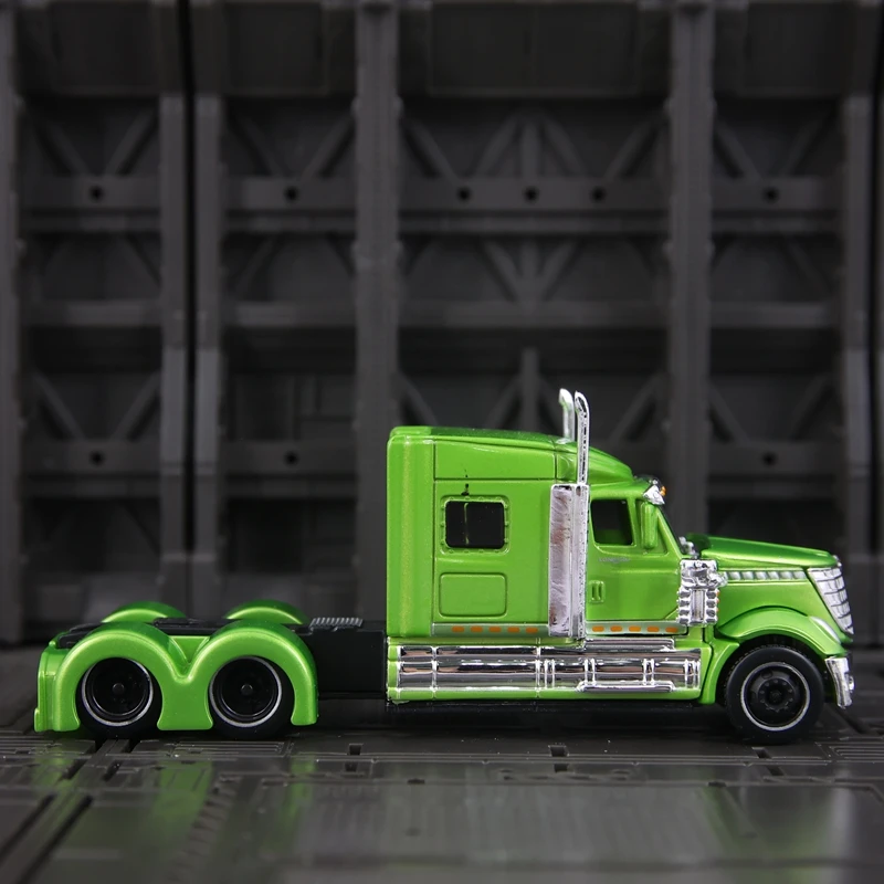 Maisto 1:64 International Lonestar American Heavy Truck Alloy Car Model Heavy Trailer Head  rich in details, finely crafted