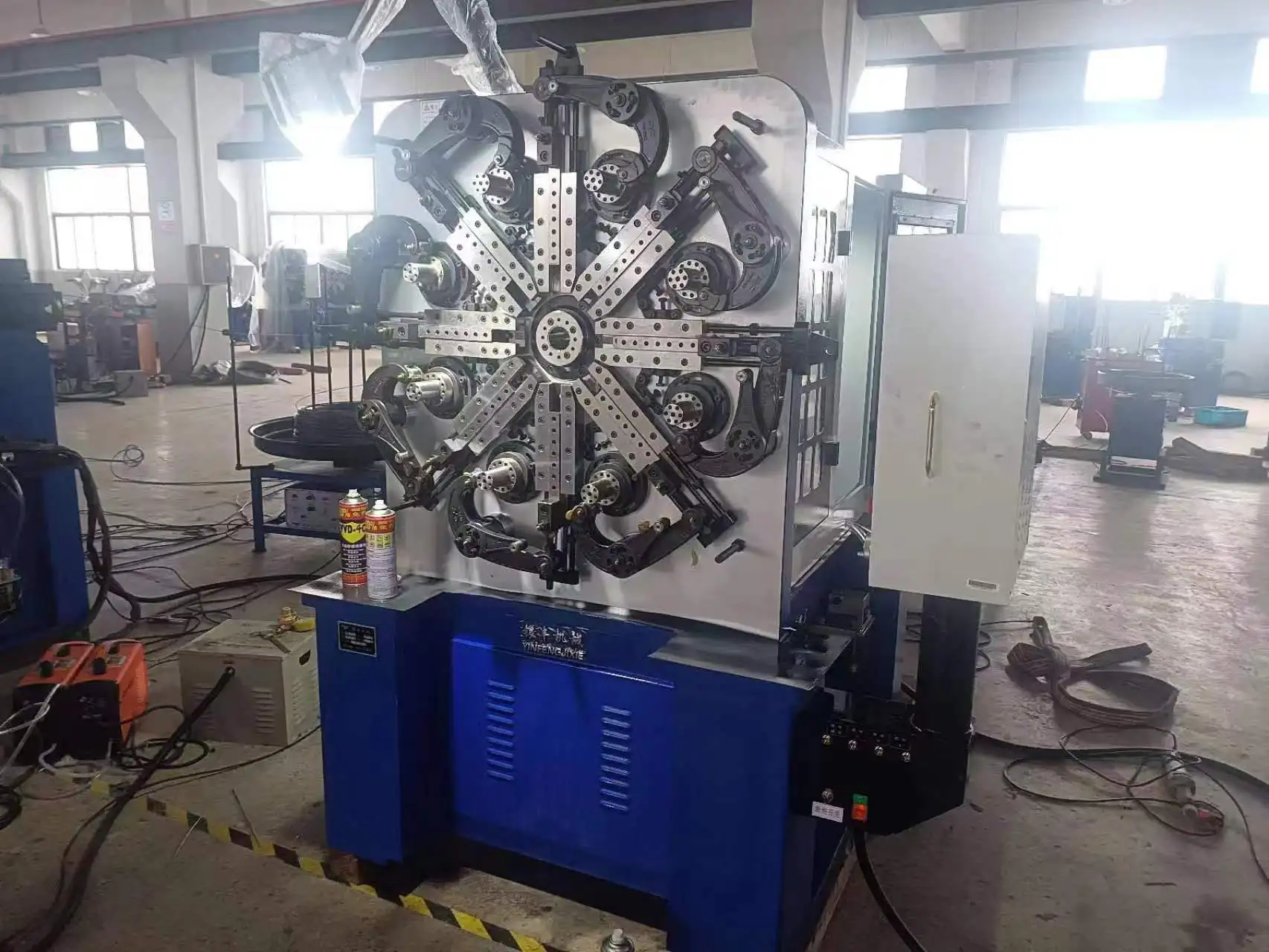 Macchina per la produzione di nastri trasportatori a rete metallica flessibile piatta personalizzata in acciaio inossidabile. Macchina per la formatura di nastri a rete