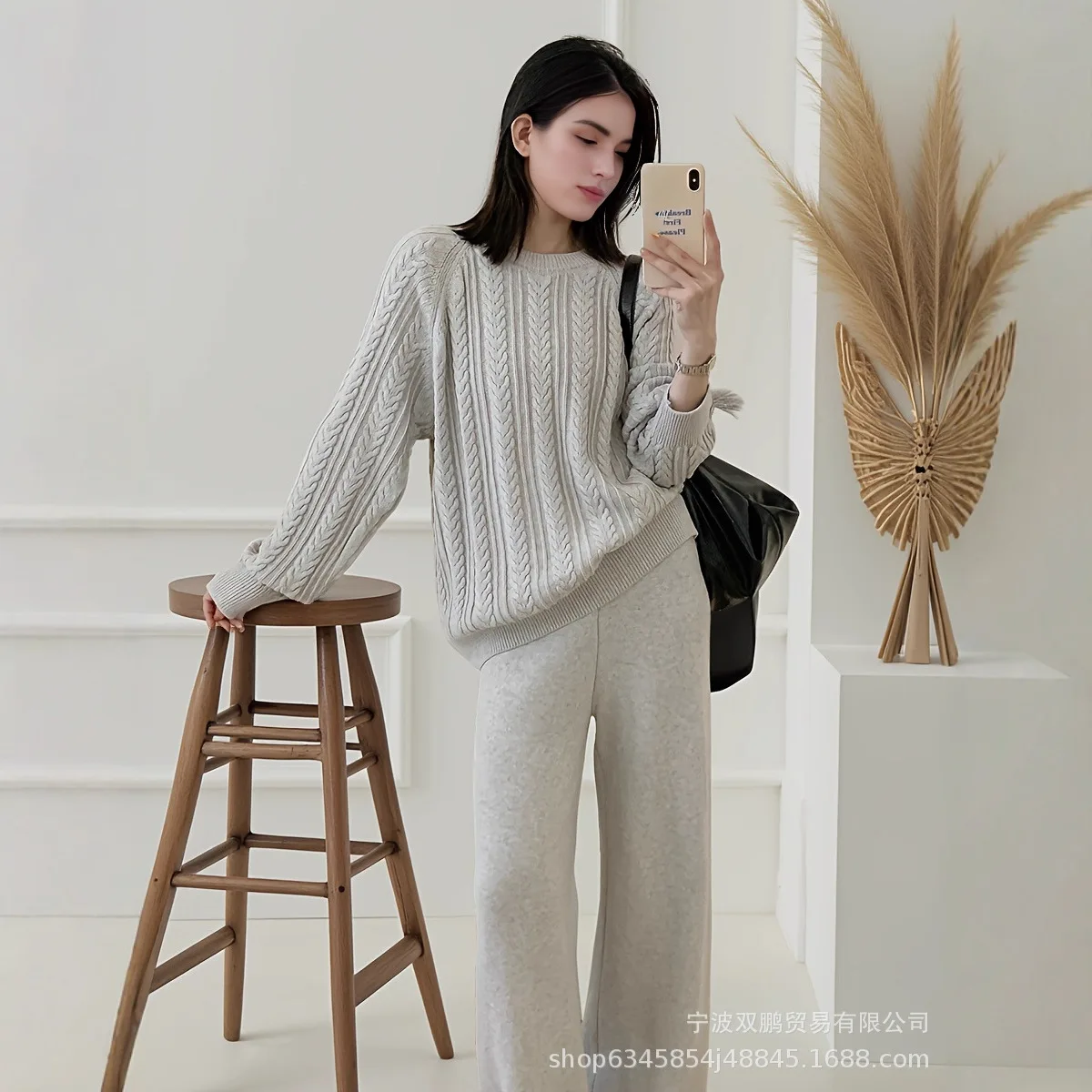 

Новый комплект из двух предметов: вязаный пуловер с круглым вырезом и вертикальными полосками, а также модные повседневные брюки.