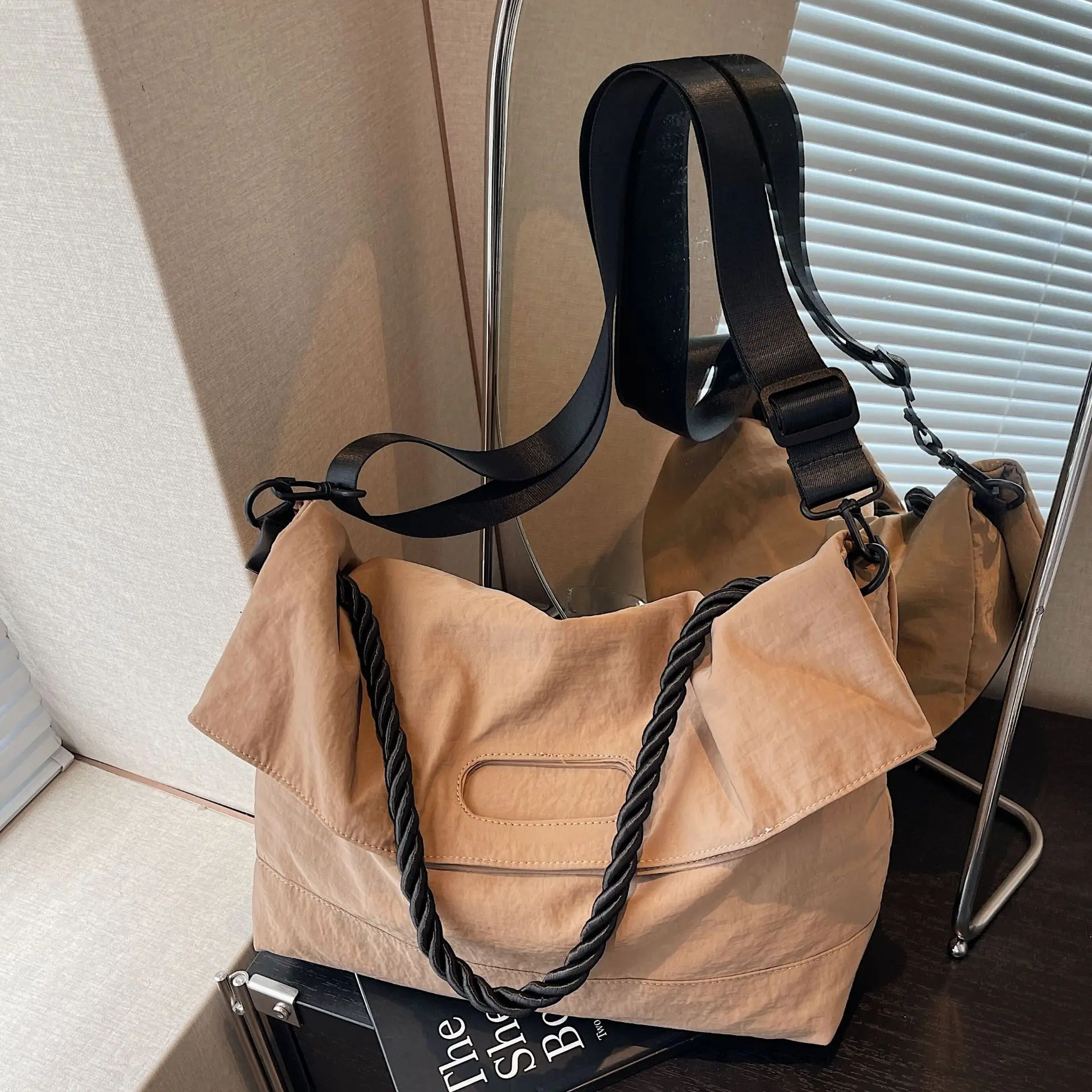 

Lazy Style Shoulder Underarm Large Bag for Women 2025 New Casual Commute Spacious Lightweight Tote Designer Luxury Bag for Women