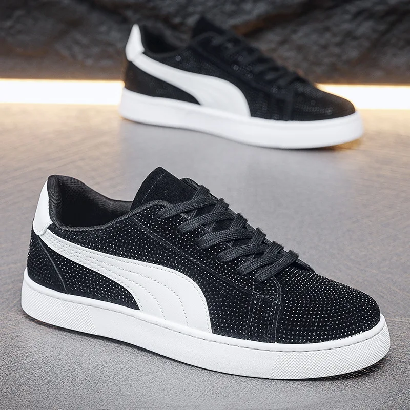 

Кроссовки в дизайнерском стиле. Мужская повседневная обувь на красной подошве. Стильные кроссовки для молодых мужчин. Кожаная обувь из микрофибры. Белая обувь на каждый день.