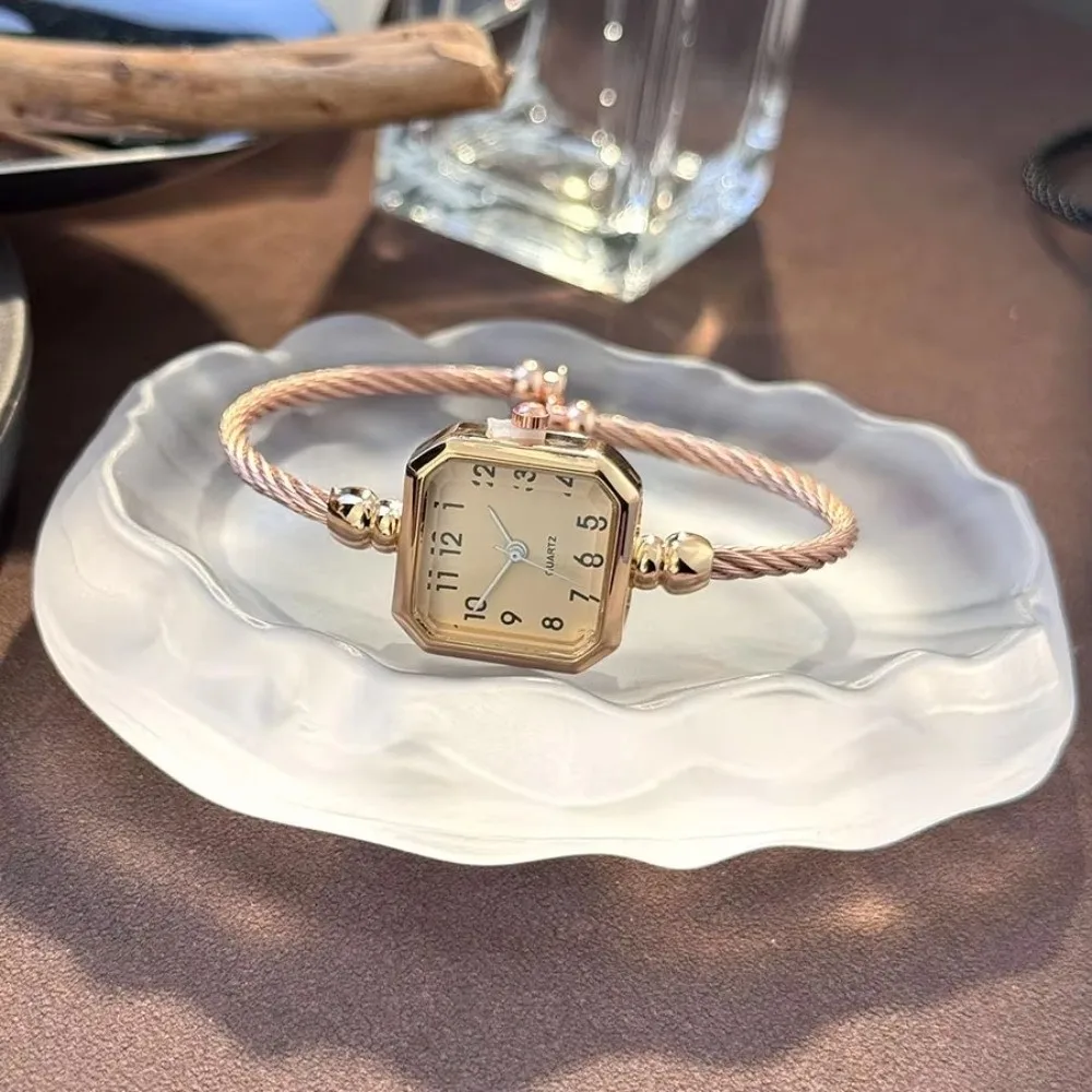 Open-Ended Bracelet Bracelet Watch Compact Size Analog Display Quartz Watch Digital Square Dial Miniature Design Ladies Watch