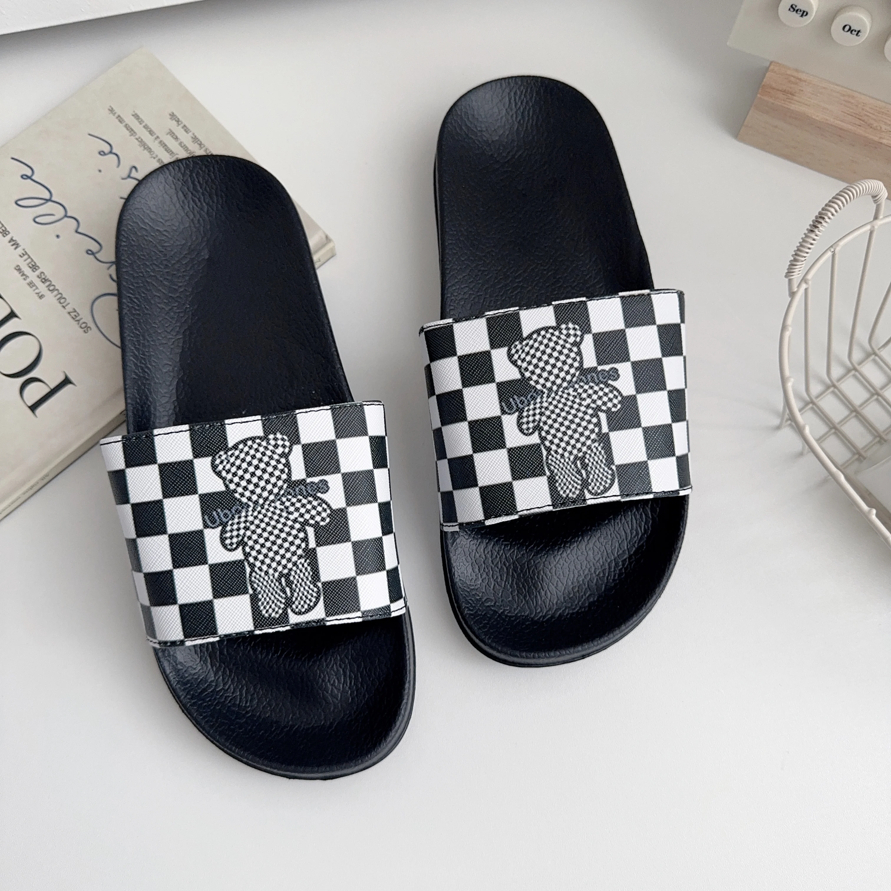 Women's Fashionable Casual Slippers with Bear Pattern - Lightweight Indoor and Outdoor Home Shoes, Featuring a Stylish and Breathable Fabric Lining and Bear Design, Suitable for Home, Garden, and Beach Use, Comfortable for All Seasons
