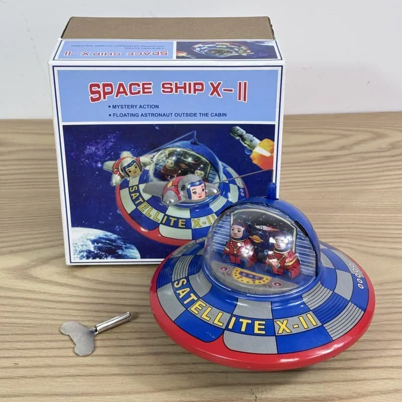 Flying Saucer Metal Tin UFO Space Ship Astronaut Spaceman Clockwork Toys Figure Model Vintage Adult Collection Retro Wind Up Toy