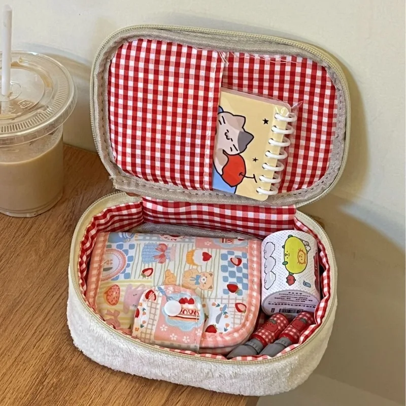 Estojo de Lápis de Pelúcia Morango Fofo – Bolsa de Armazenamento de Papelaria Multifuncional de Grande Capacidade, Necessaire Macia e Felpuda para Canetas e Maquiagem, Presente para Meninas e Mulheres