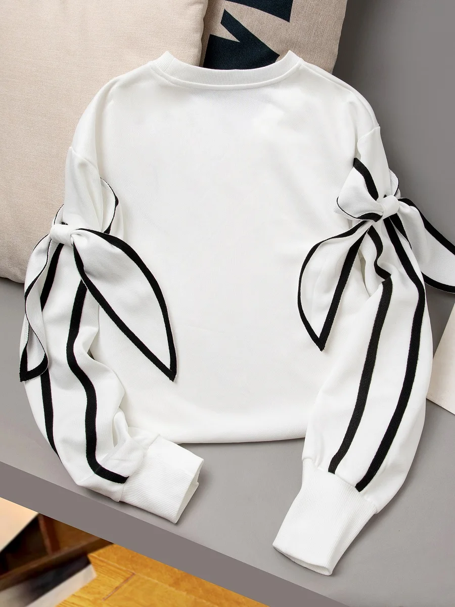 سترة خريف/شتاء بأكمام طويلة معقودة ومزينة بحروف الصدر وطباعة الحب ورقبة دائرية