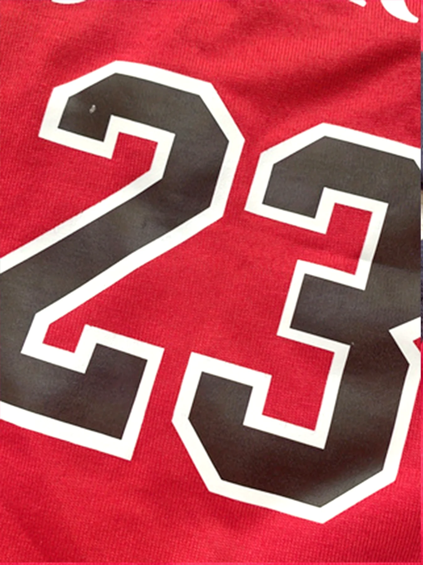Nein. 23 Rot-weißes, farblich abgesetztes, ärmelloses 3-teiliges Activewear-Set aus Baumwolle für Baby-Jungen – ein lustiges und verspieltes Geschenkset für Fotoshootings – Detail 14