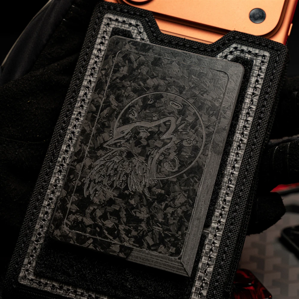 

Нашивка из углеродного волокна «Глубоководный монстр» с ножом-волком, держатель для карт, для одежды, сумок, декоративное украшение, тактический нарукавник