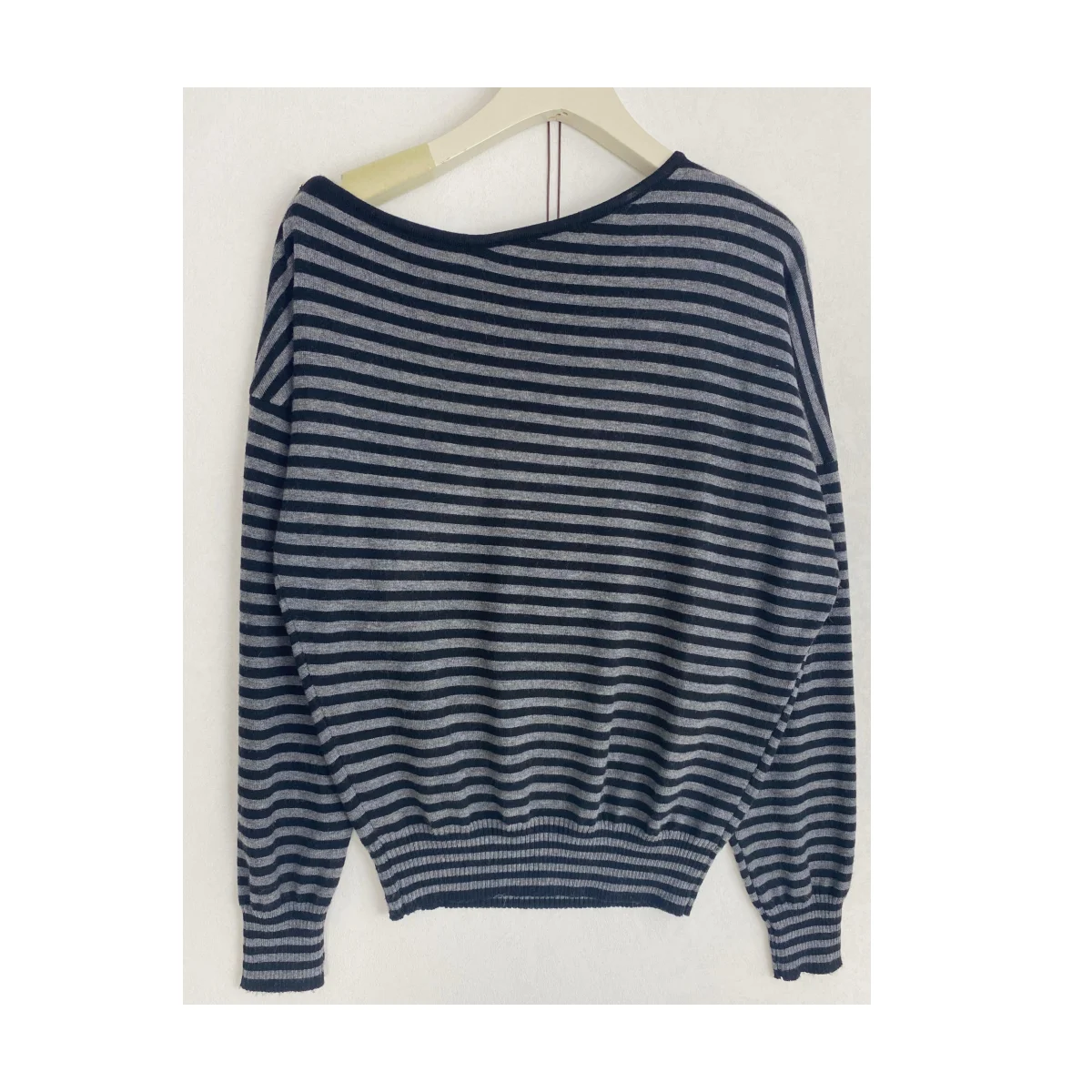 ストライプ柄の女性のプルオーバーセーターエレガントなヴィンテージ傾斜肩襟ニットトップス秋プルオーバー韓国長袖ジャンパー