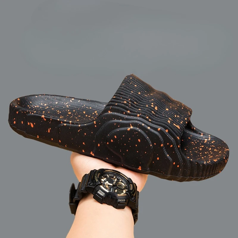 

Мужчины большого размера носят крутые тапочки снаружи, тапочки с одним словом, новые летние домашние домашние домашние нескользящие мужские тапочки на толстой подошве