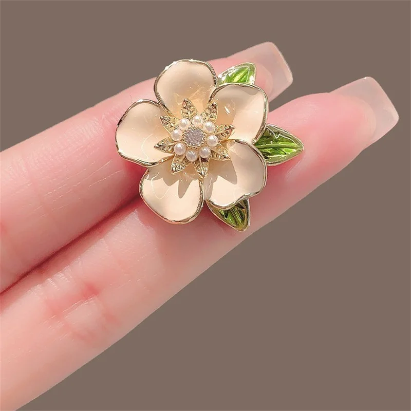 Elegant White Black Camellia Flower Brooches Pins For Women Beautiful Flower Plant Dressing Clothes Corsage Jewelry Accessories