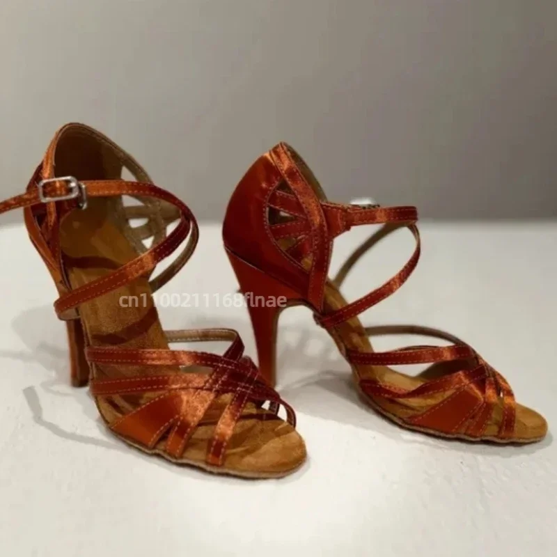 รองเท้าเต้นรำละตินสำหรับฤดูร้อนใหม่ รองเท้าส้นสูงสำหรับผู้หญิง รองเท้าเต้นรำสำหรับการแสดงระดับมืออาชีพ พื้นรองเท้านุ่ม รองเท้าแตะเต้นรำ