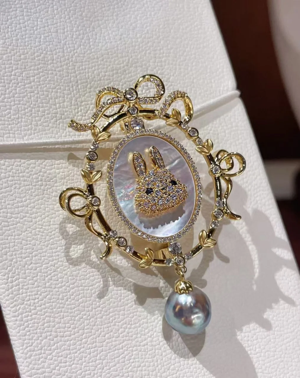 

Сертификат, брошь «Приключения Алисы в стране чудес», унисекс, натуральная белая ракушка, кролик, морская вода, Мадама, булавка с серым жемчугом, детские украшения