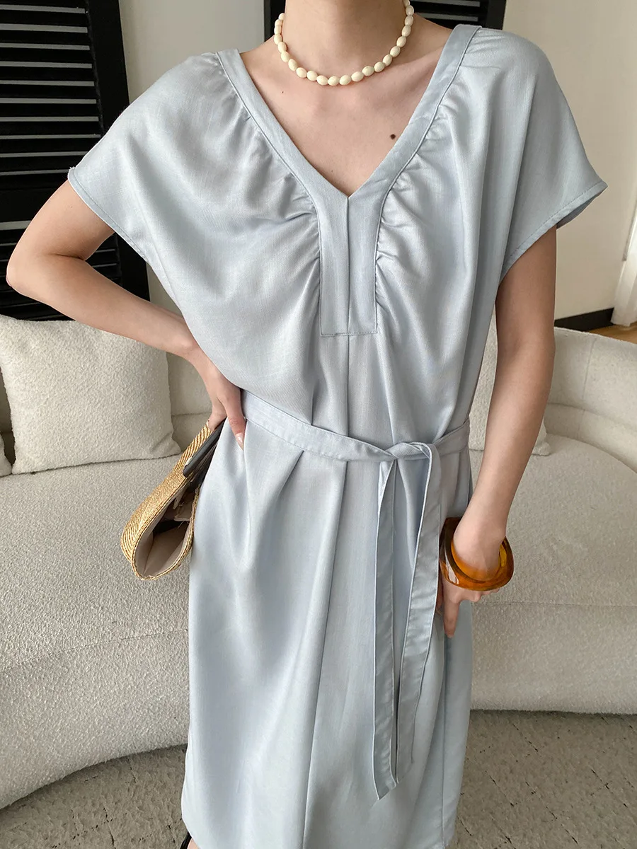 Sommerliches Damenkleid in unifarbenem Design mit V-Ausschnitt und Schnürung an der Taille für eine schlanke Silhouette. – Detail 27