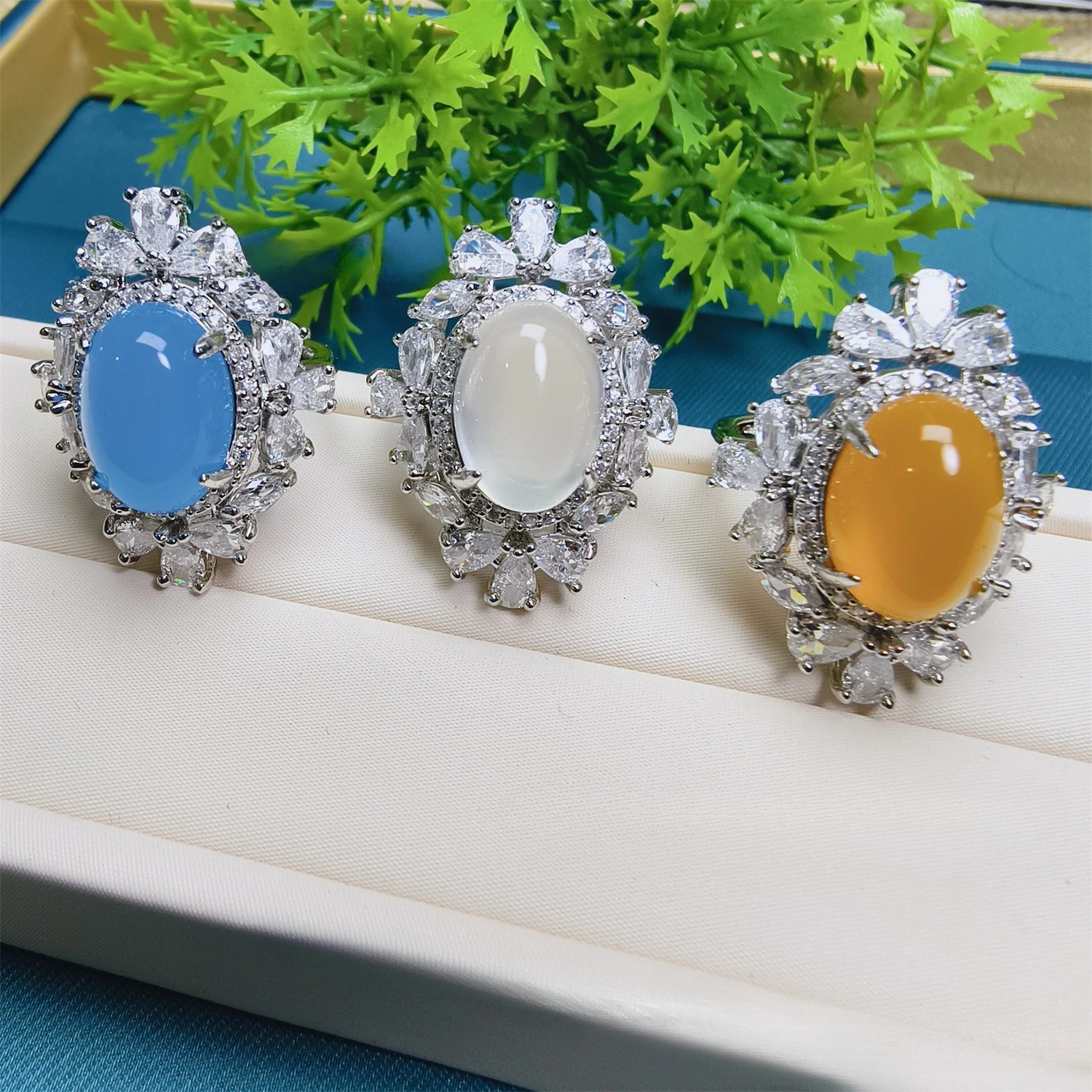 

High ice white moonlight white chalcedony egg surface ring petal new Chinese jadeite egg surface chalcedony ring