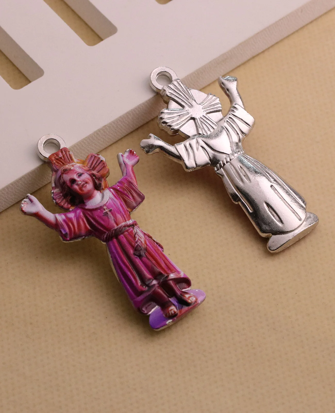 Catholic Divine Child Pendants Infant Jesus Christ Medal Charms for Baptism First Holy Communion Jewelry Accessories