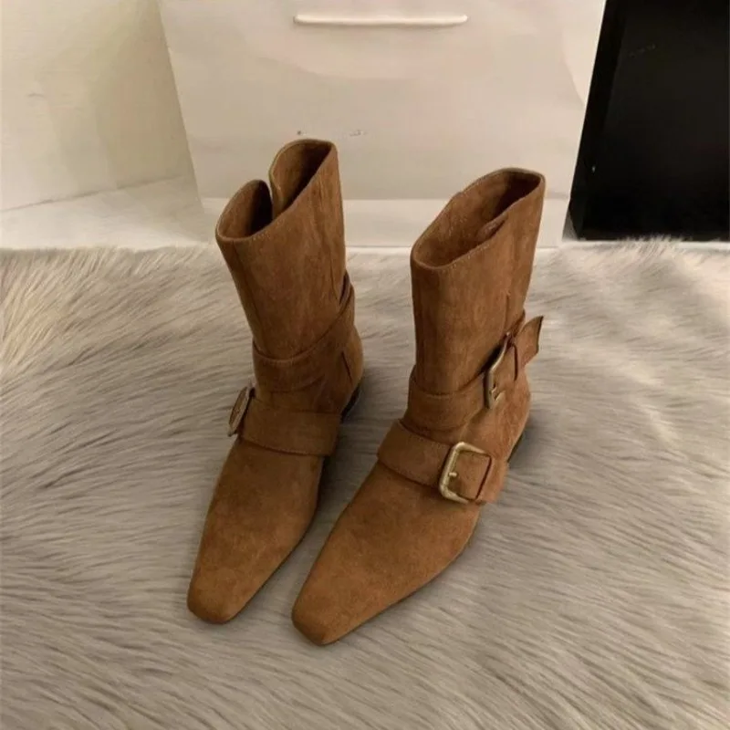 

Женские замшевые ботинки на низком каблуке, модные короткие ботинки с квадратным носком и металлической пряжкой, мягкая подошва, нескользящие износостойкие короткие ботинки