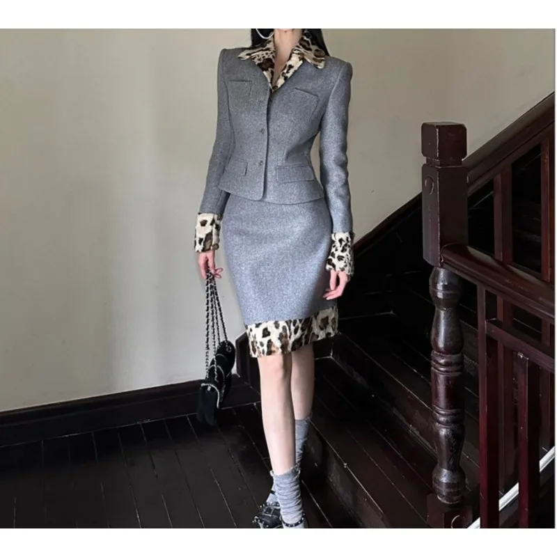 Traje con estampado de leopardo de gama alta para mujer, abrigo de lana con temperamento de estilo coreano, conjunto de dos piezas con falda a la cadera, invierno 2025
