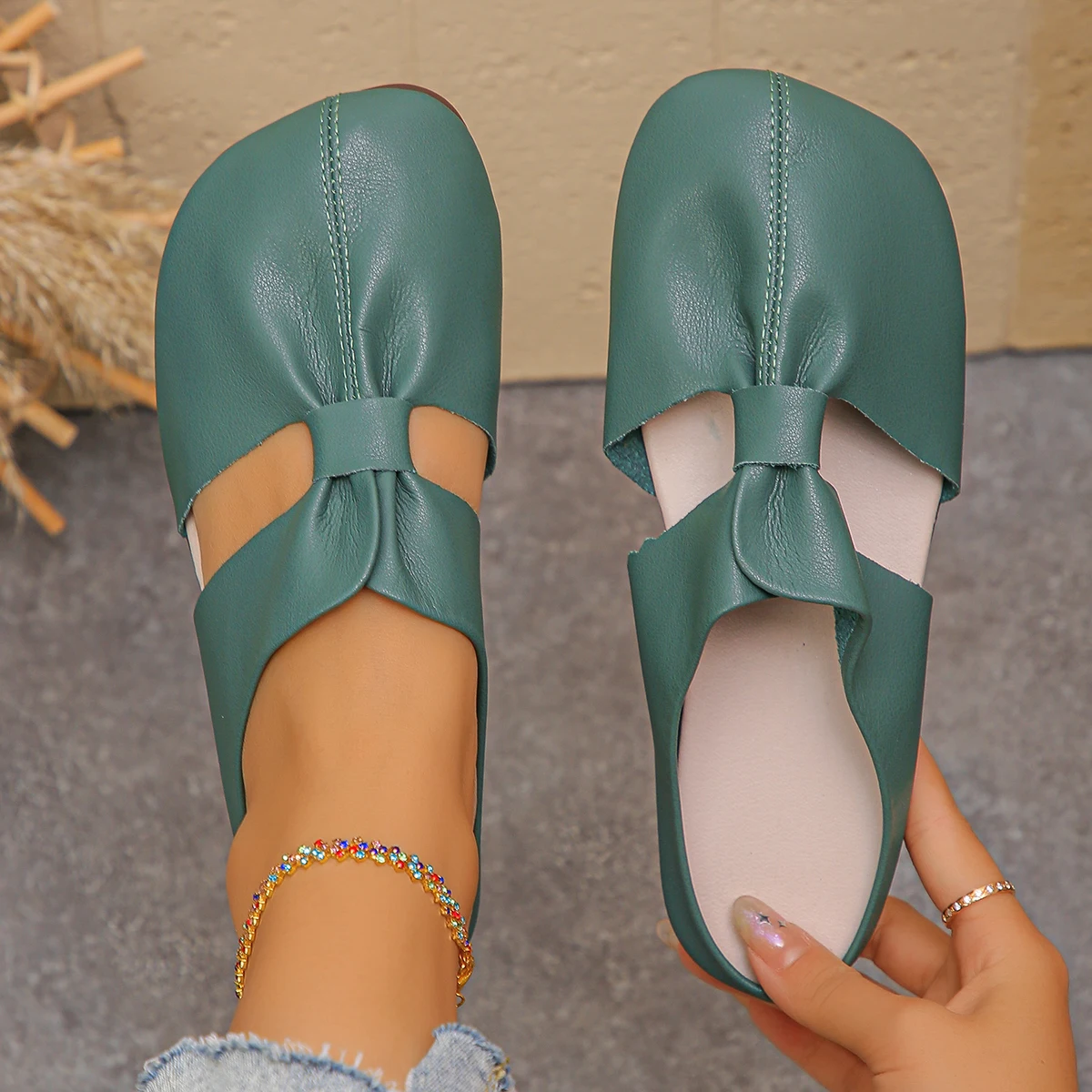 Spring Women Slippers 2025 Lightweight Flats Shoes Fashion Leather Mules Shoes Woman Trend Designer Casual Sandals Slides Women