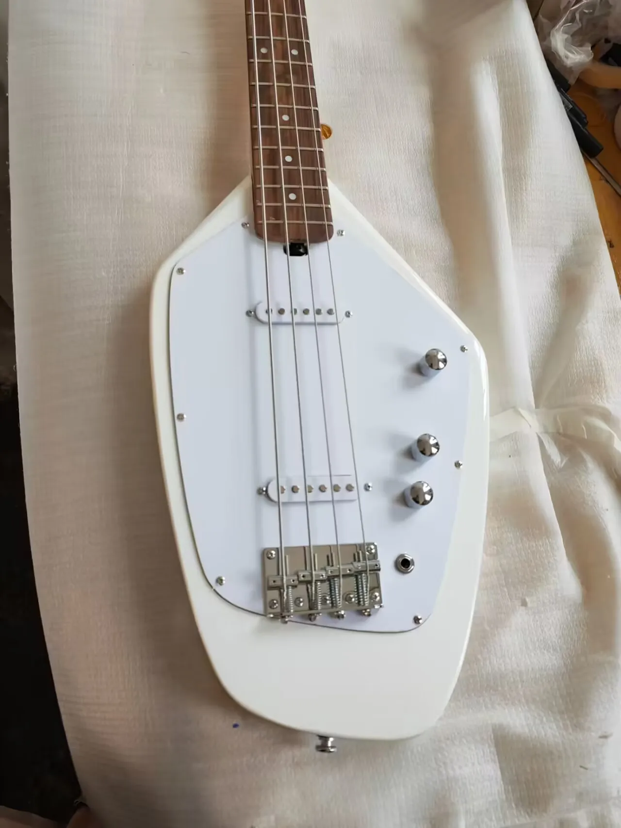 Custom White 4 String Electric Guitar Bass Maple Neck 20 Frets Rosewood Fingerboard,Professional Guitar