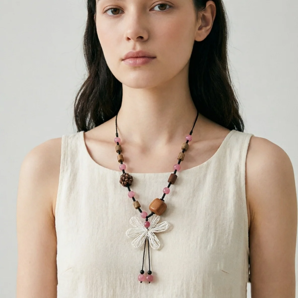 Ethnische handgewebte Strohblumen-Anhängerkette für Frauen, rosa Naturstein, Holzperlen, lange Kette, Pulloverkette, Boho-Schmuck – Detail 19