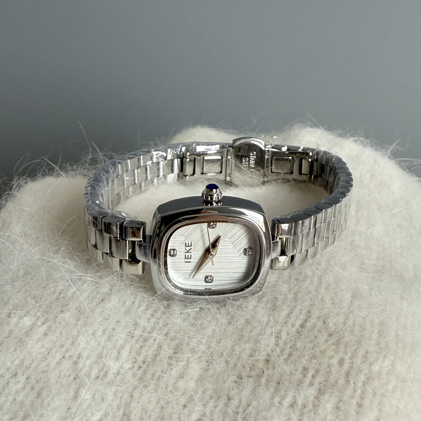 

New Stylish And Luxurious Gold Square Watch For Women, An Exquisite And Versatile Quartz Wristwatch For Fashionable Ladies.