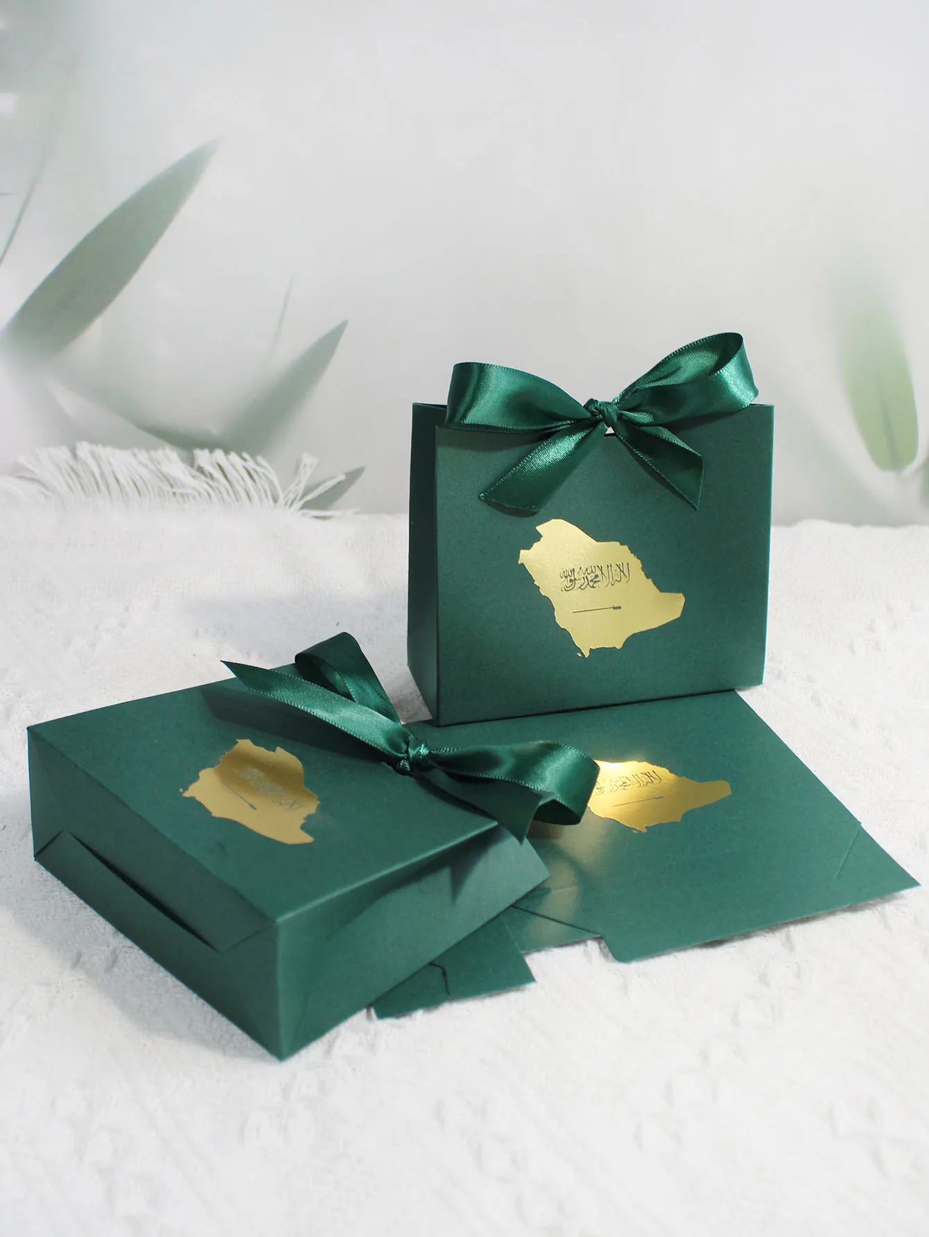 Elegant Saudi National Day Gift Box with White Ribbon and Green Map Design - Ideal for Special Occasions and Corporate Gifts