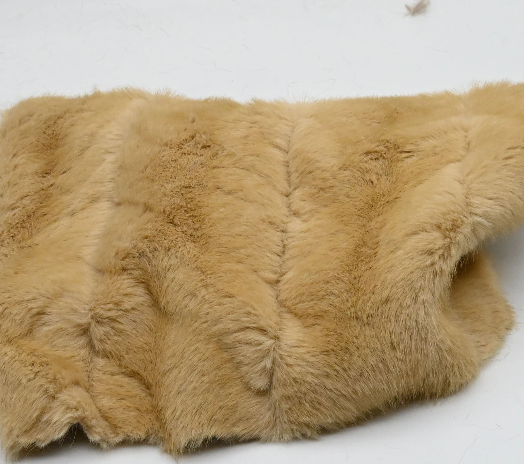 

Ткань из искусственного меха норки с тиснением под золотые листья, 1 ярд, коротковорсовая, для пошива пальто, ковров, одежды, сумок, обуви, игрушек, плюшевая ткань