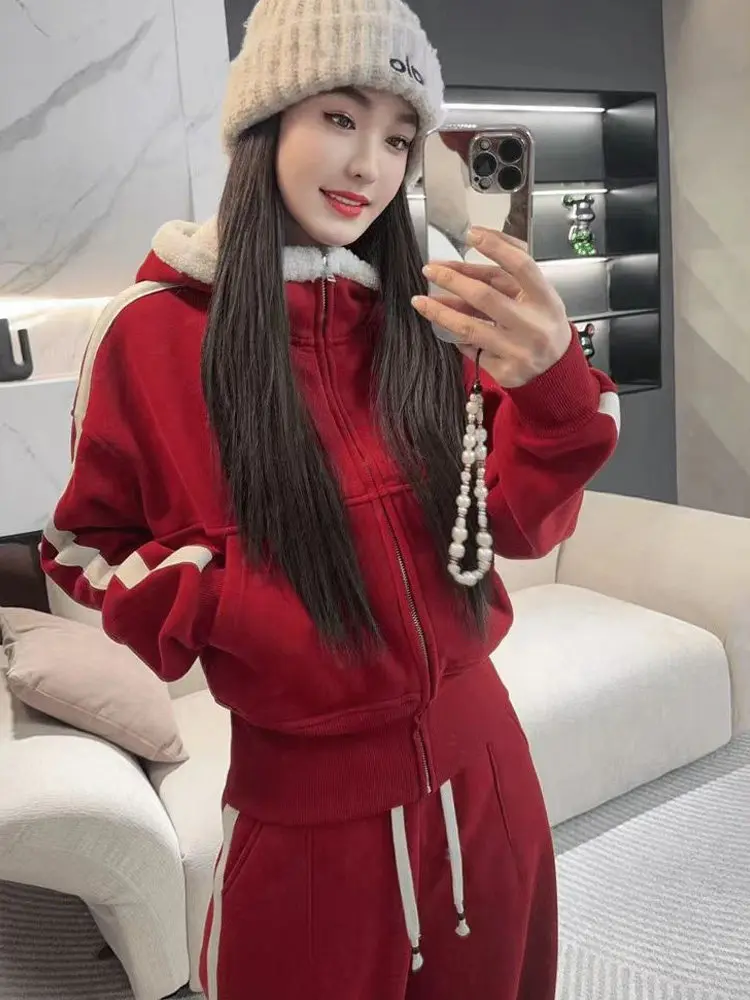 

Элитный повседневный спортивный костюм для женщин: зимняя куртка с флисовой подкладкой, красный топ, брюки с широкими штанинами, комплект из двух предметов, модный и элегантный.