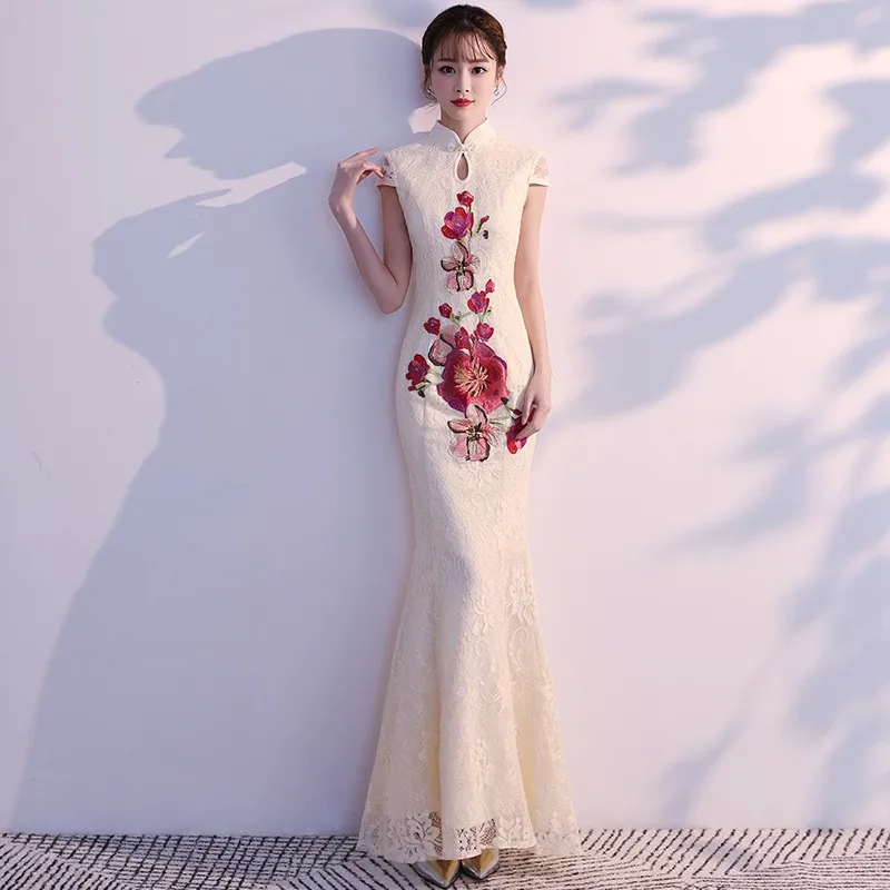 

The host improved cheongsam women's fashion show long dress and Chinese-style etiquette at banquet