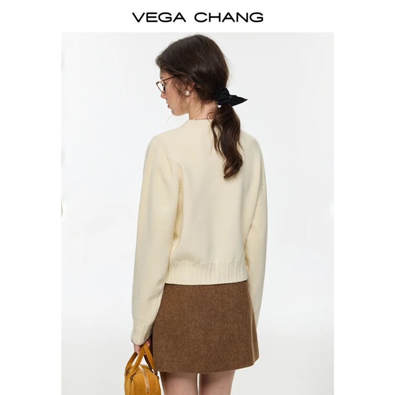 เสื้อถักไหมพรมผู้หญิง Vega Chang คอลเลคชั่นฤดูหนาวใหม่ ดีไซน์ตัวอักษรและเสื้อท่อนบนที่ดูอ่อนโยน
