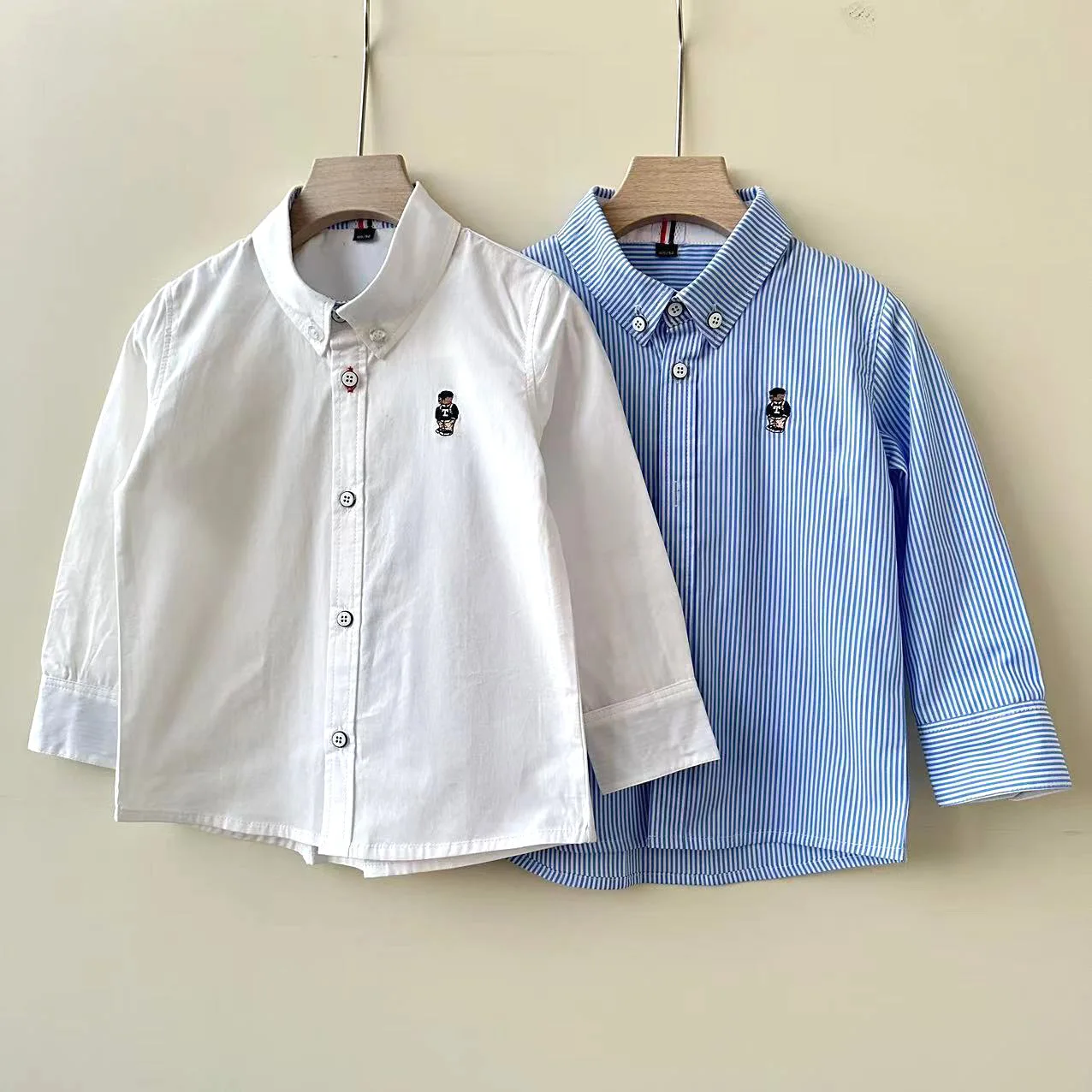 

Новая детская рубашка для мальчиков 2026 года: весенне-осенняя, в полоску, с мультяшным принтом, с длинным рукавом, белая, универсальная и модная