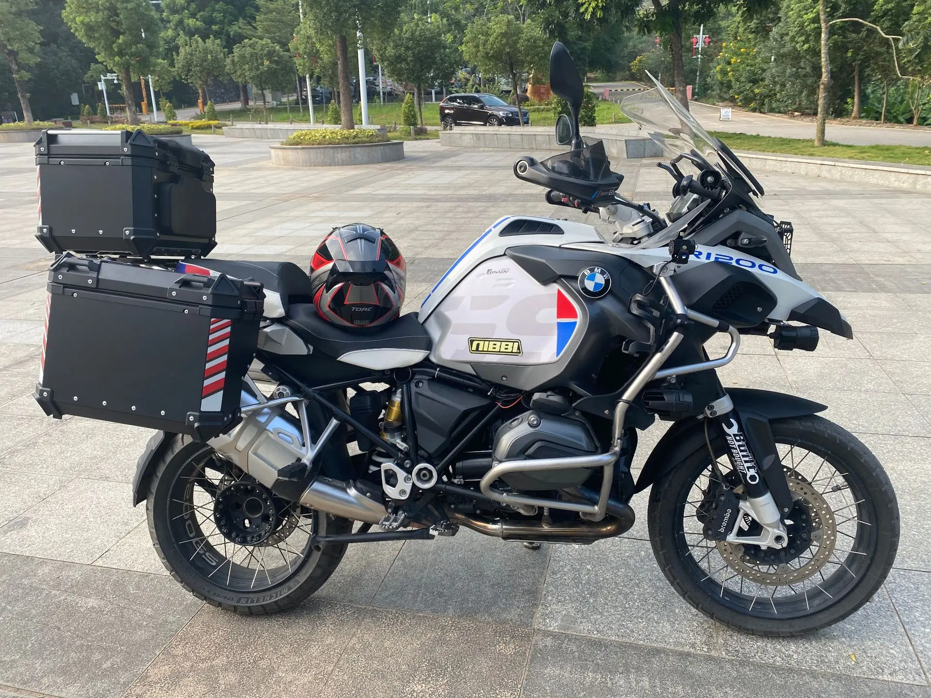 بيع المصنع المباشر الساخن 38L دراجة نارية الجانب صندوق العالمي سبائك الألومنيوم الأسود الفضة العلوي يناسب Wha لهوندا