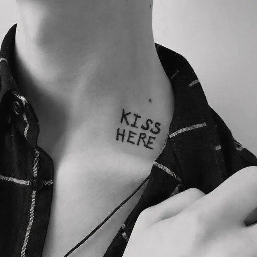 Tatuajes Temporales duraderos para hombre y mujer, tatuaje falso con letras KISS HERE, pegatina artística para el cuello, Tatuajes Temporales sexys