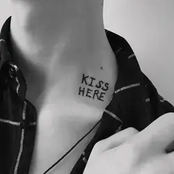 Tatuajes Temporales duraderos para hombre y mujer, tatuaje falso con letras KISS HERE, pegatina artística para el cuello, Tatuajes Temporales sexys impermeables