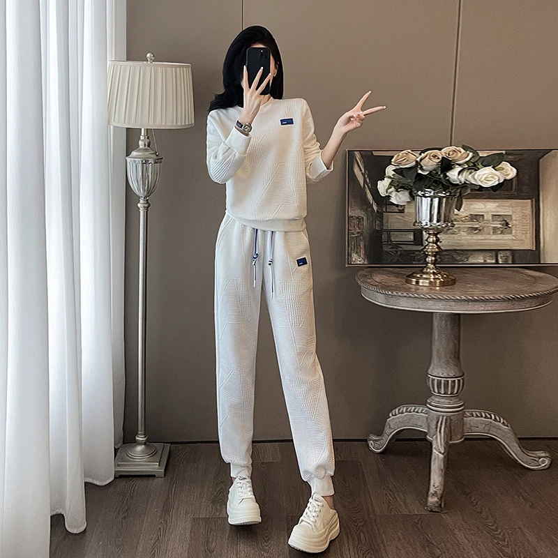 

High quality white casual sports pants long sleeved set for women in autumn new high-end fashion and age reducing two-piece set