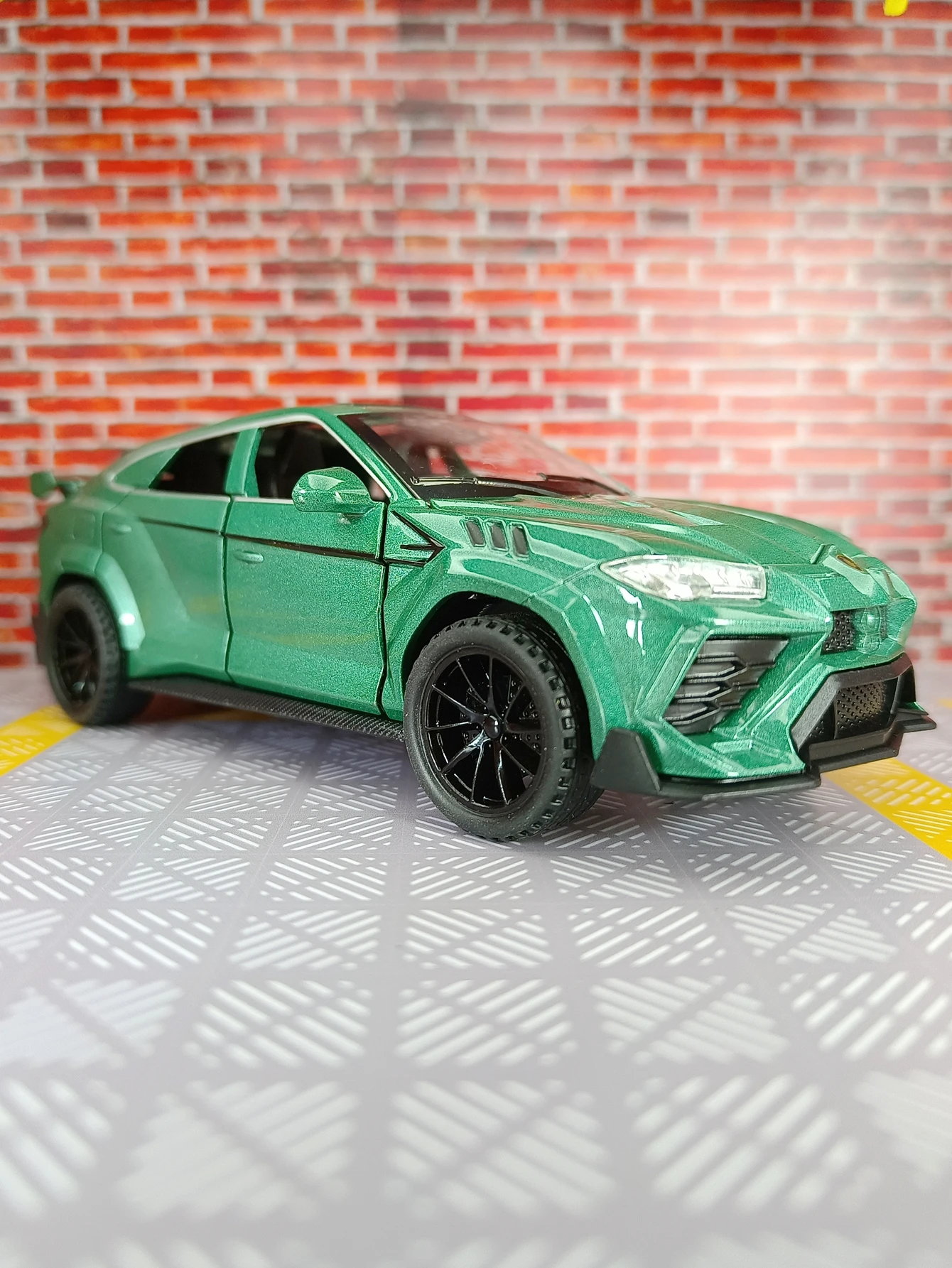 1:32 우루스 합금 자동차 모형, 도어와 앞 보닛, 트렁크 도어는 열 수 있으며, 시뮬레이션된 사운드 및 조명 기능이 있습니다.