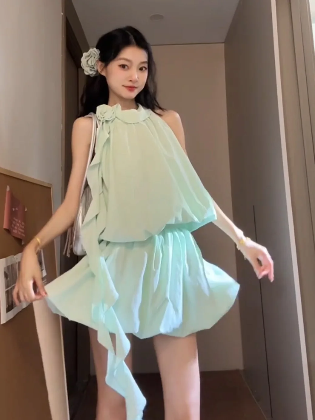 

Stylish Green Floral Print Halter Neck Short Skirt Set Women's Fashion Summer 2026 New Arrival Versatile High Waist A-Line Skirt