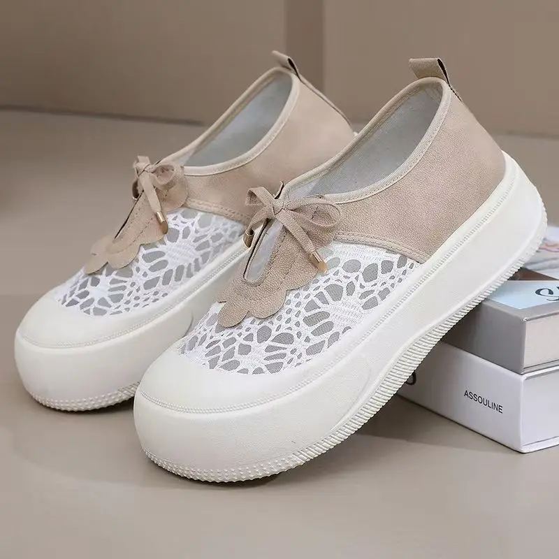 أحذية رياضية كاجوال نسائية صيفية جديدة شبكية نعل سميك غير قابلة للانزلاق قابلة للتنفس سهلة الارتداء خفيفة الوزن بمقدمة مستديرة أحذية خبز أحذية لوحية