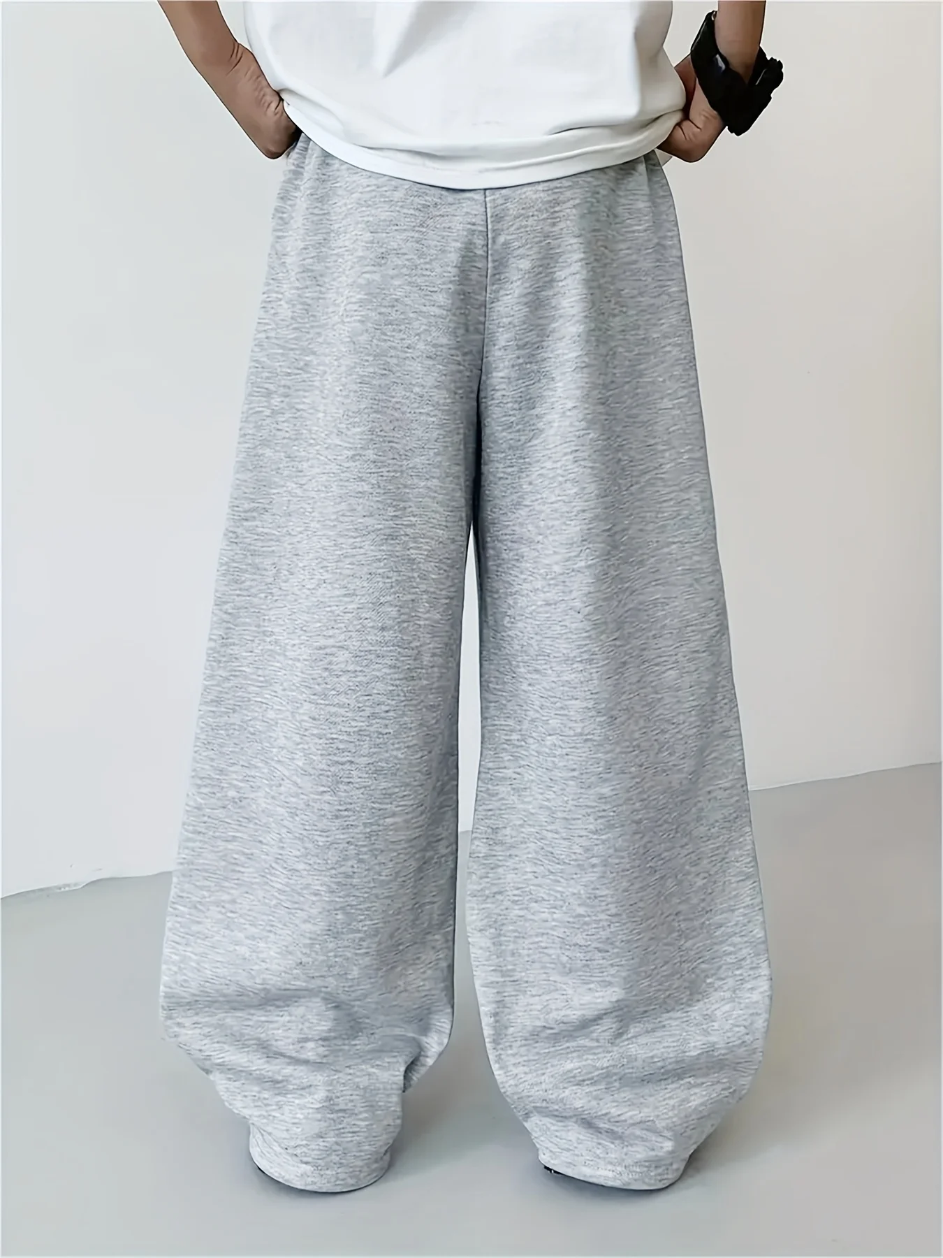 Men's casual trousers are suitable for men to wear outdoors in autumn and winter. They are versatile and casual pants