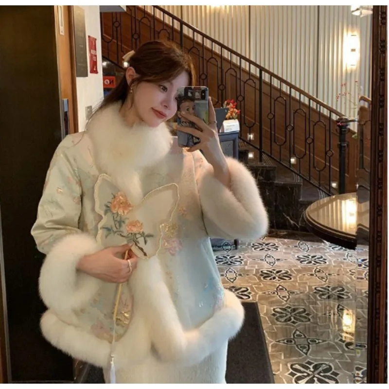 

Женская зимняя куртка-пальто в новом китайском стиле с вышивкой, имитацией лисьего меха, из атласа, с наполнителем из пуха и хлопка, для повседневной носки