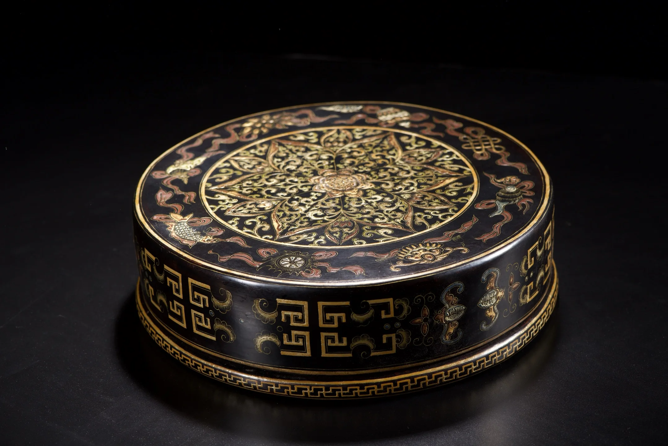 Old Wood Lacquerware Outline in gold Entangled floral patterns Bat pattern storage box storage box Study Amass wealth Ornaments