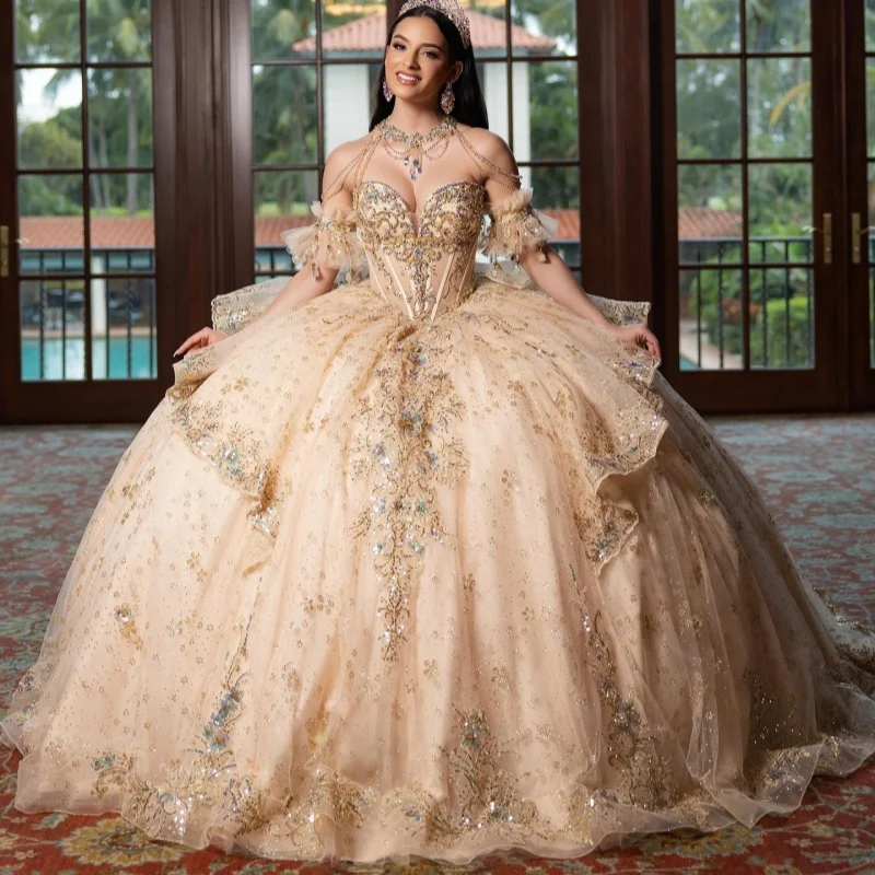 

Блестящее платье для квинсеаньеры цвета шампань, с открытыми плечами, с блестящими кристаллами и декоративными аппликациями, многослойное, с длинным шлейфом и бантом, vestidos de 15 Quinceanera ﻿ Настройка