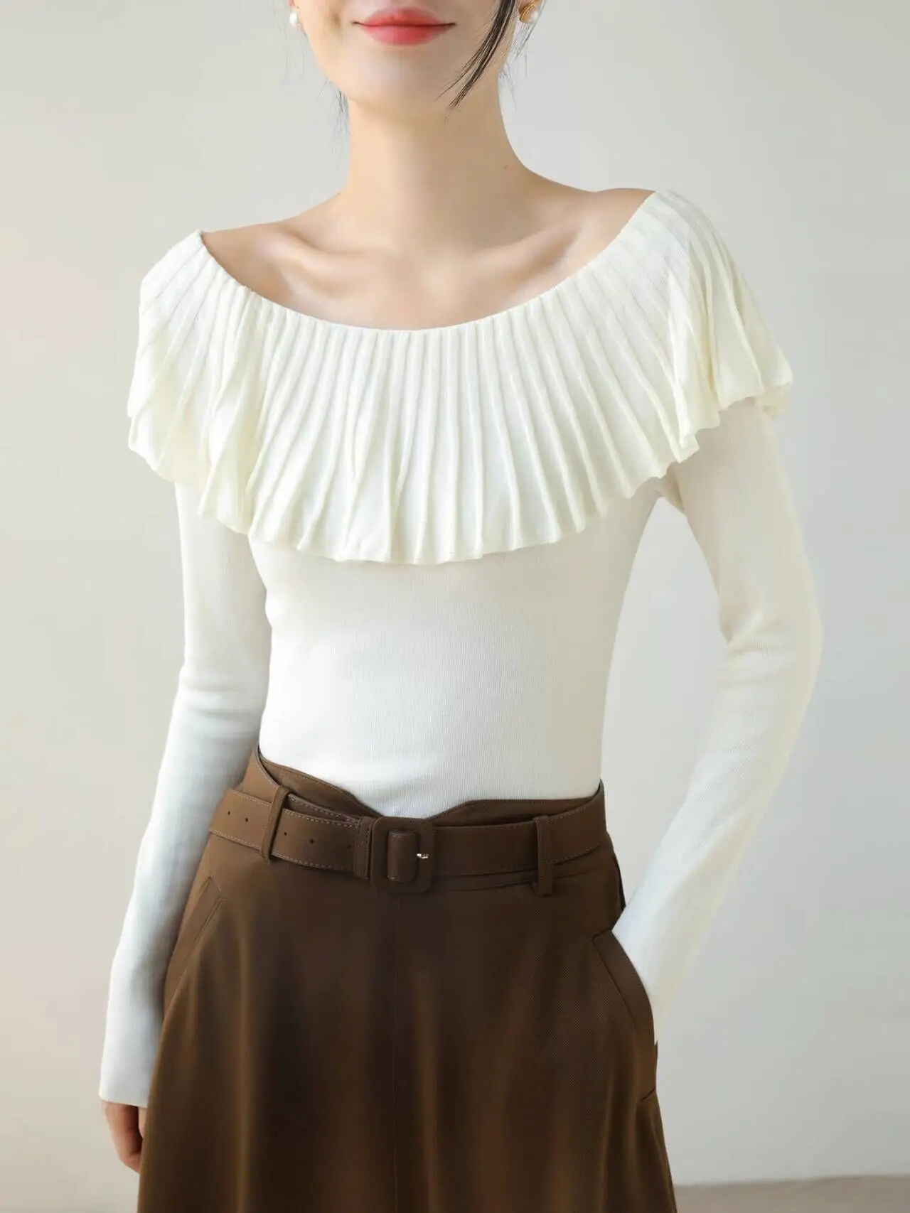 Elegancki koreański sweter z dzianiny, dekolt typu slash, falbanki, dopasowany krój, długi rękaw, francuski styl, jesienne damskie pulowery F229