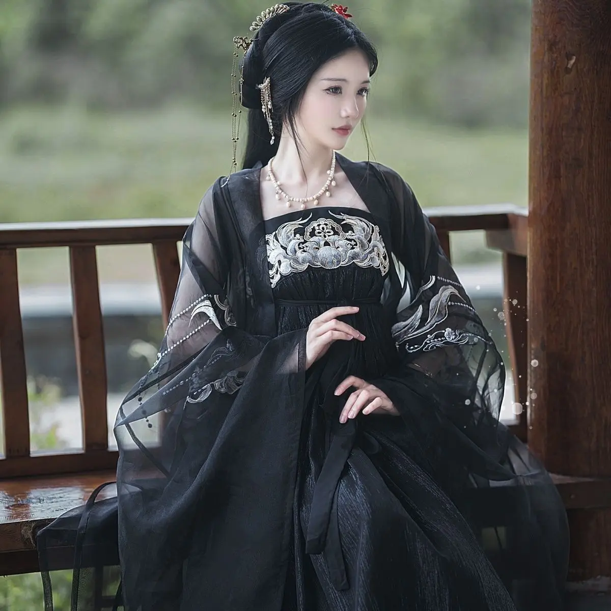 Traje bordado preto do Hanfu, drama chinês, indústria pesada